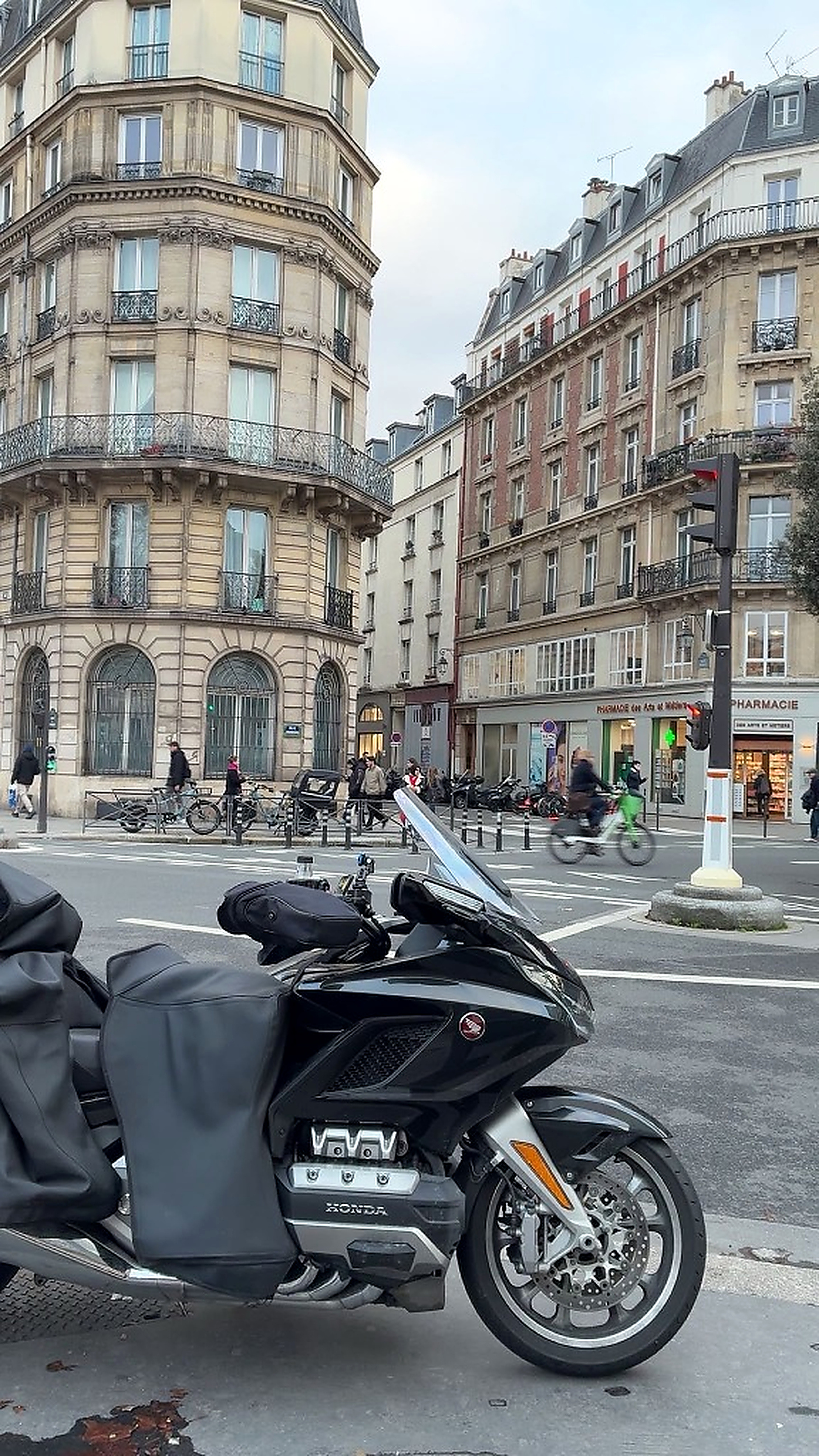 Taxi Moto dans les rues de Paris